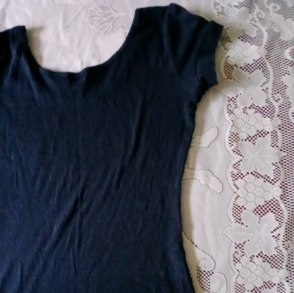 #065 Red Paint Black Plain Oval-Neck Shirt Size Medium - Picture 11 of 11